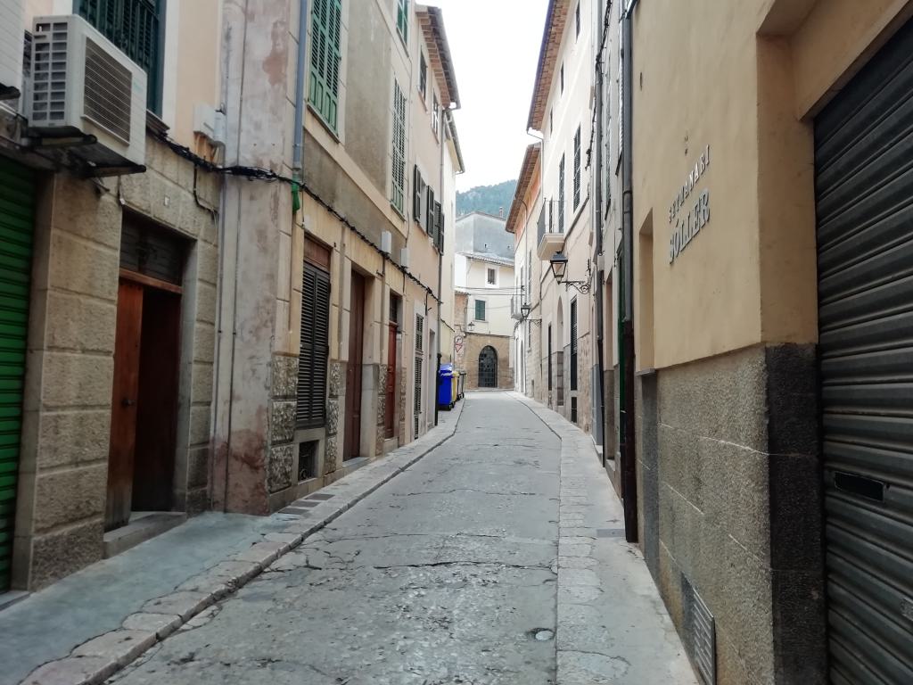 Espacio insuficiente en algunas calles de Sóller para pasar vehiculos