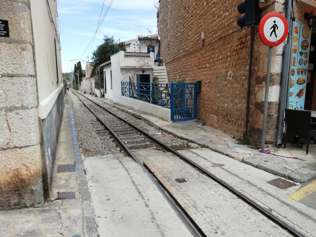 Lugar dónde el tranvía deja la trama urbana y se convierte en una línea de ferrocarril en la parte trasera de las casas y entre los campos de labor