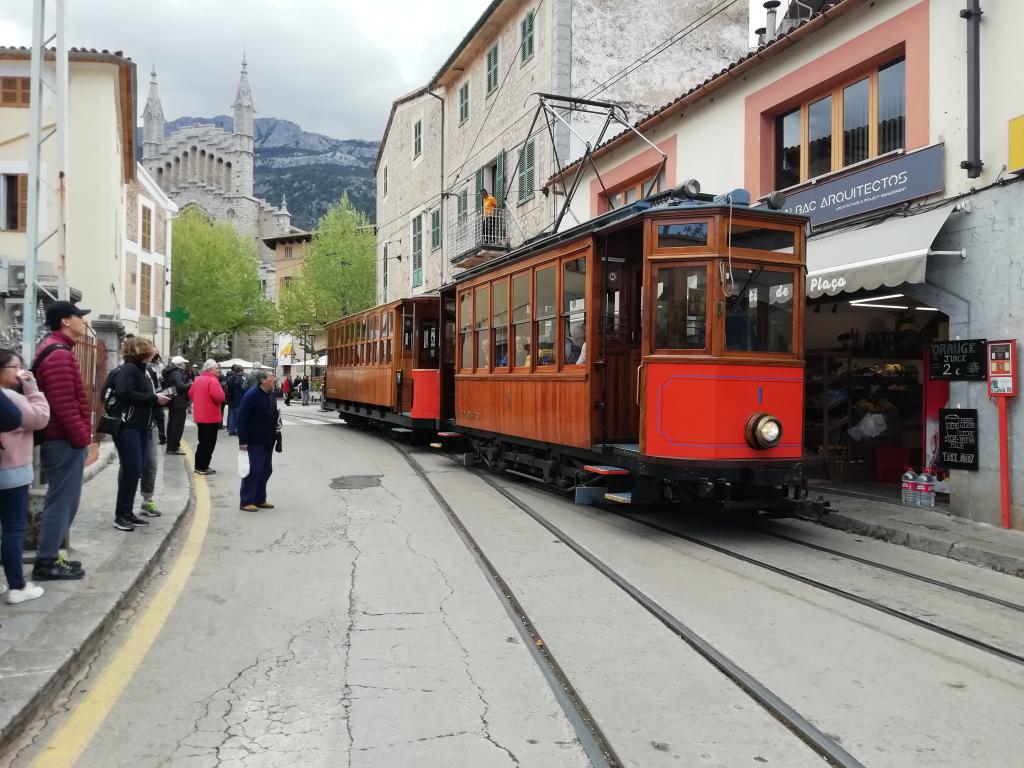 Composición más corta con un tranvía original de la línea (nº 1)