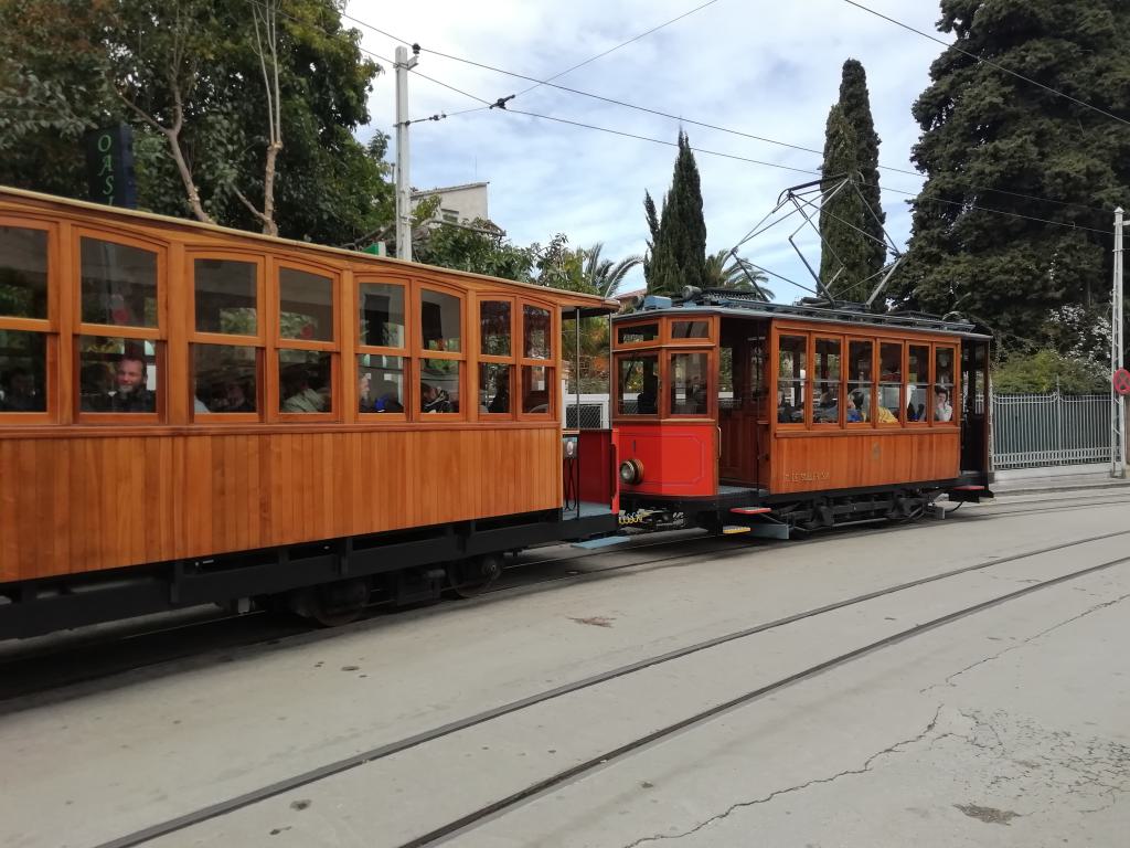 Los remolques que llevan los tranvías son de bogies y dan más confort al viajero.