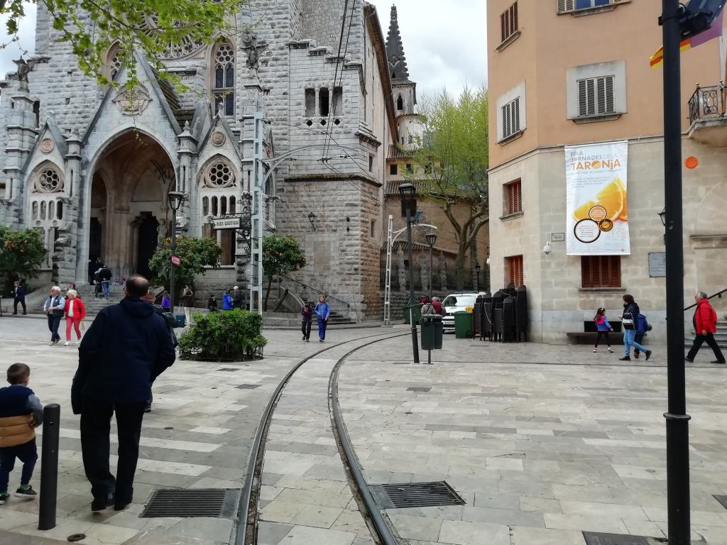 El paso por delante de la iglesia en la plaza se realiza con una leve curva.