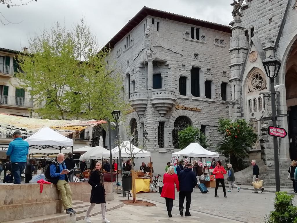 En tiempos de mercadillo la plaza se llena de gente.