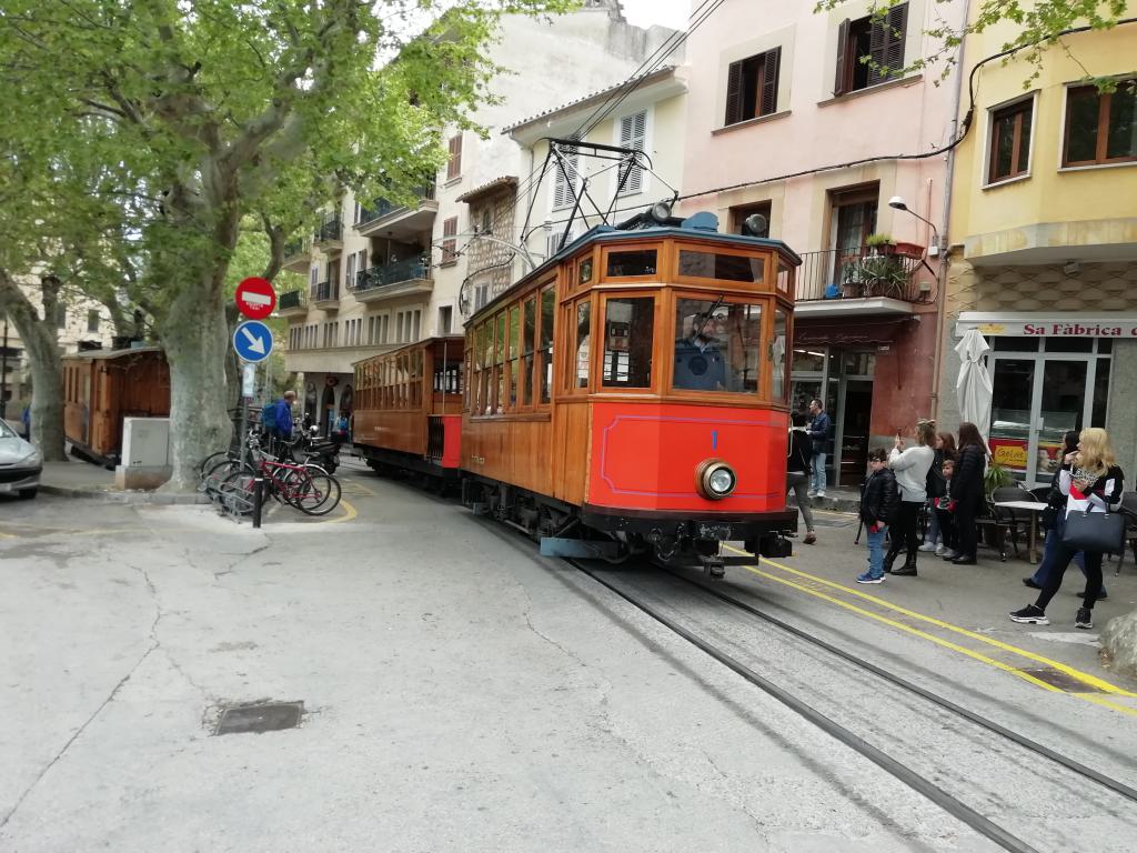 Tranvía número 1 en su camino hacia el puerto. Como se puede ver es una atracción turística más.
