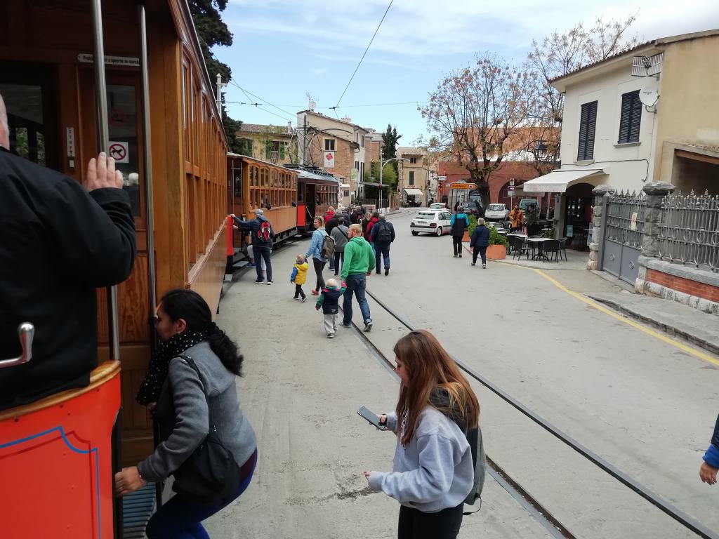 En una de las paradas el tranvía portugués con dos coches recoge al personal en medio de la calle