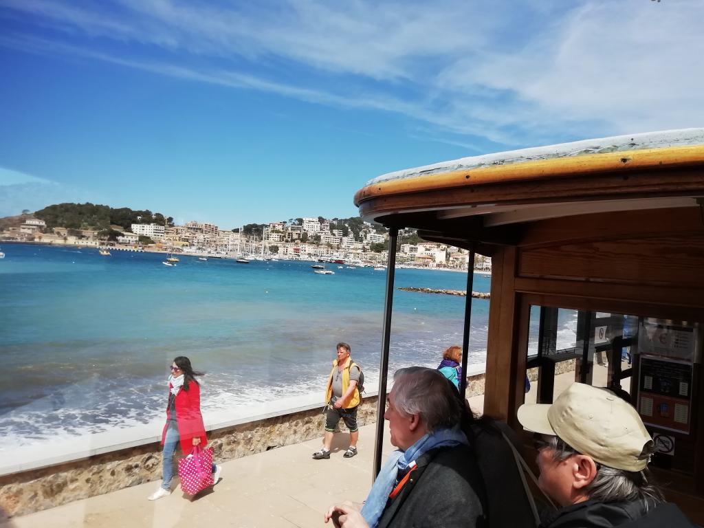 En el momento que toma el paseo marítimo en la parada de Sa Torre no deja de circular muy cerca del mar.