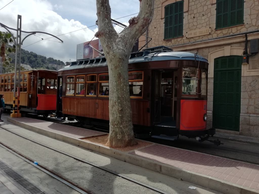 Tranvía 20 junto al edificio del puerto de Sóller