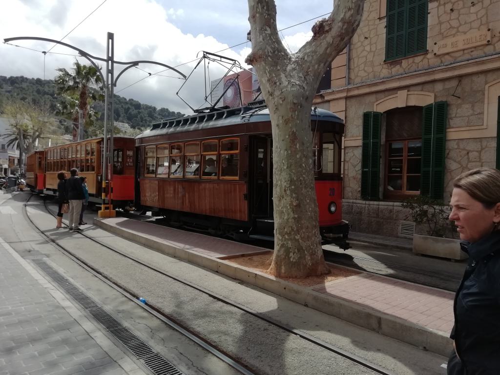 Vista del mismo convoy parado para que suban los pasajeros