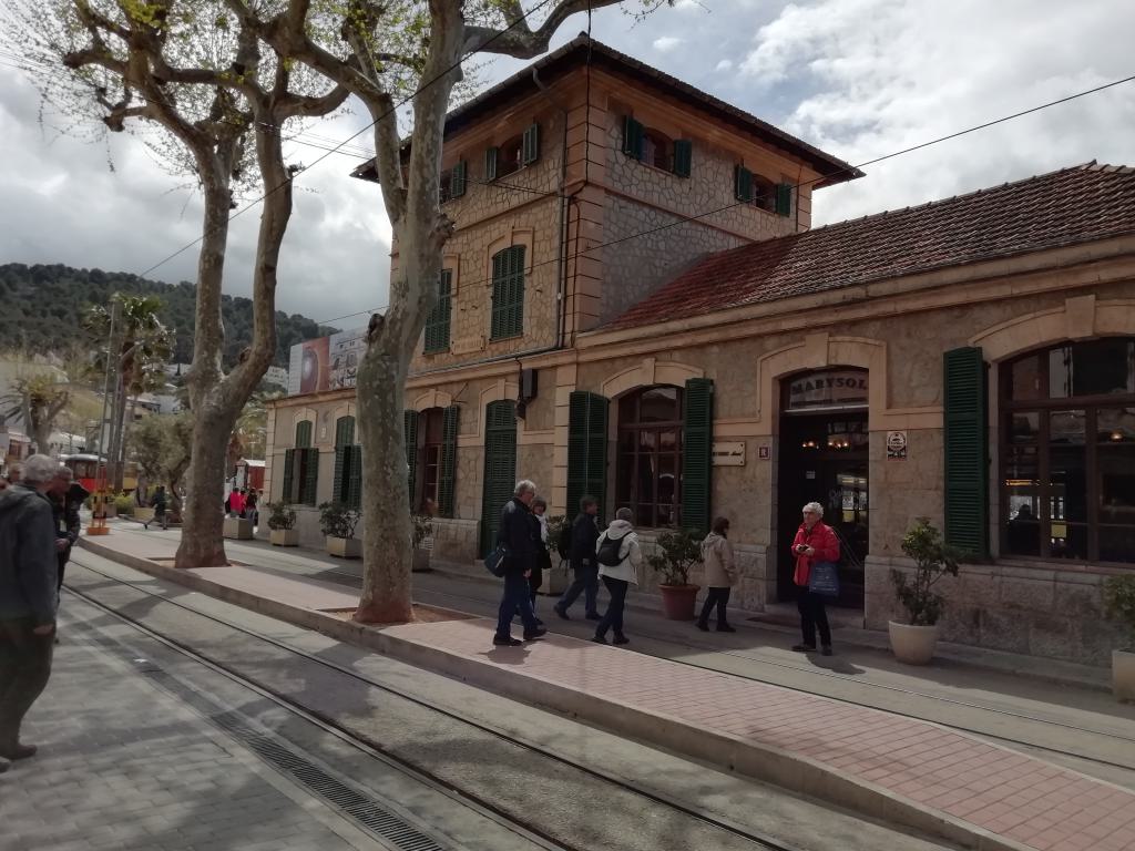 Estación del puerto de Sóller y restaurante Marysol, que da nombre a la última parada del tranvía.