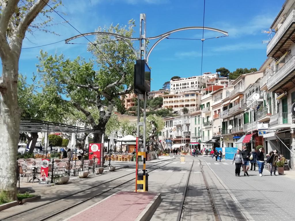 La doble vía continua un poco más por el paseo marítimo