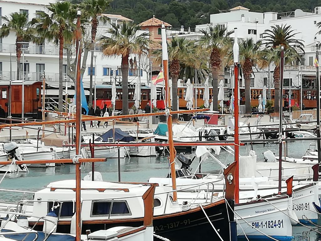 A través de los mástiles se pueden ver la aglomeración de tranvías en las dos vías