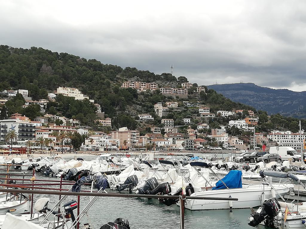 Desde el puerto se puede ver lo escarpada que llega al mar la Serra de Tramuntana