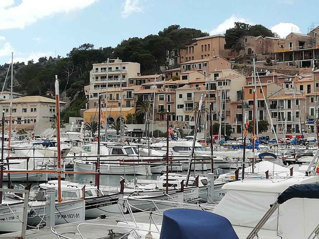 Conforme se acercan a la parte más occidental del puerto las casas se apelotonan unas sobre otras