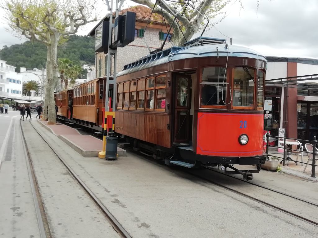 A los tranvías que vinieron de Lisboa se les cambió el ancho de vía y además se sustituyó la pertiga por un pantógrafo