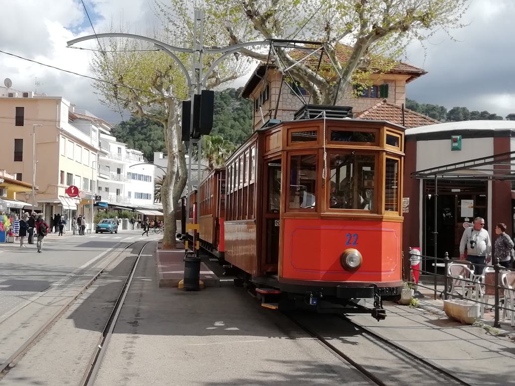 Y en el testero vemos dónde se amarra la cuerda de bajar el pantógrafo en este tranvía nº 22