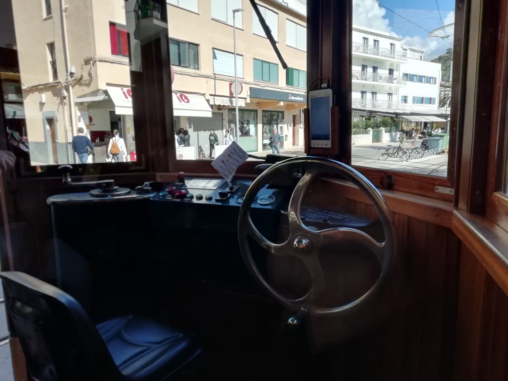 Interior de la cabina con los mandos básicos de un tranvía y medio asiento. Ver la curiosa base del teléfono integrada