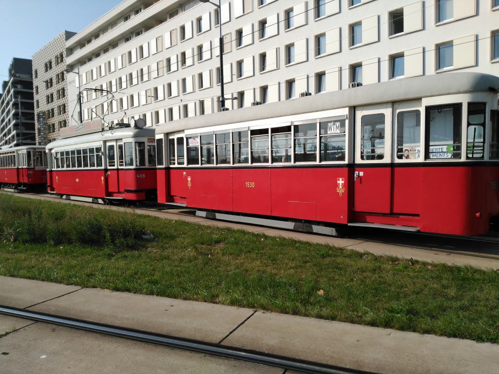 Tranvía especial en la estación de tren principal de Viena