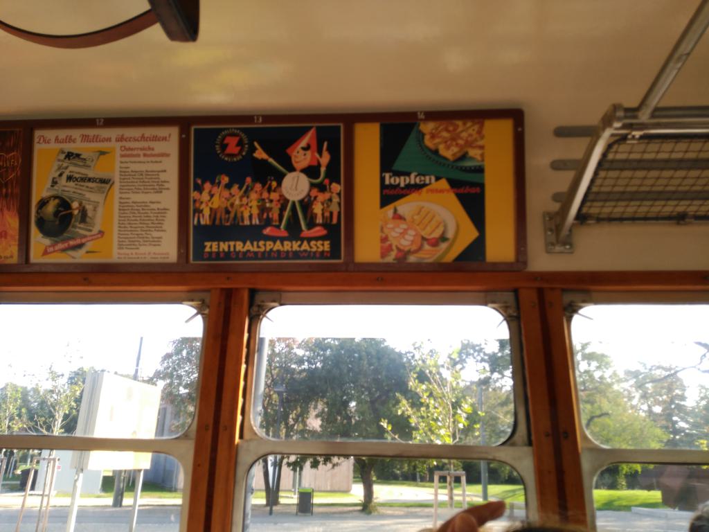 Antiguos anuncios conservados en el tranvía