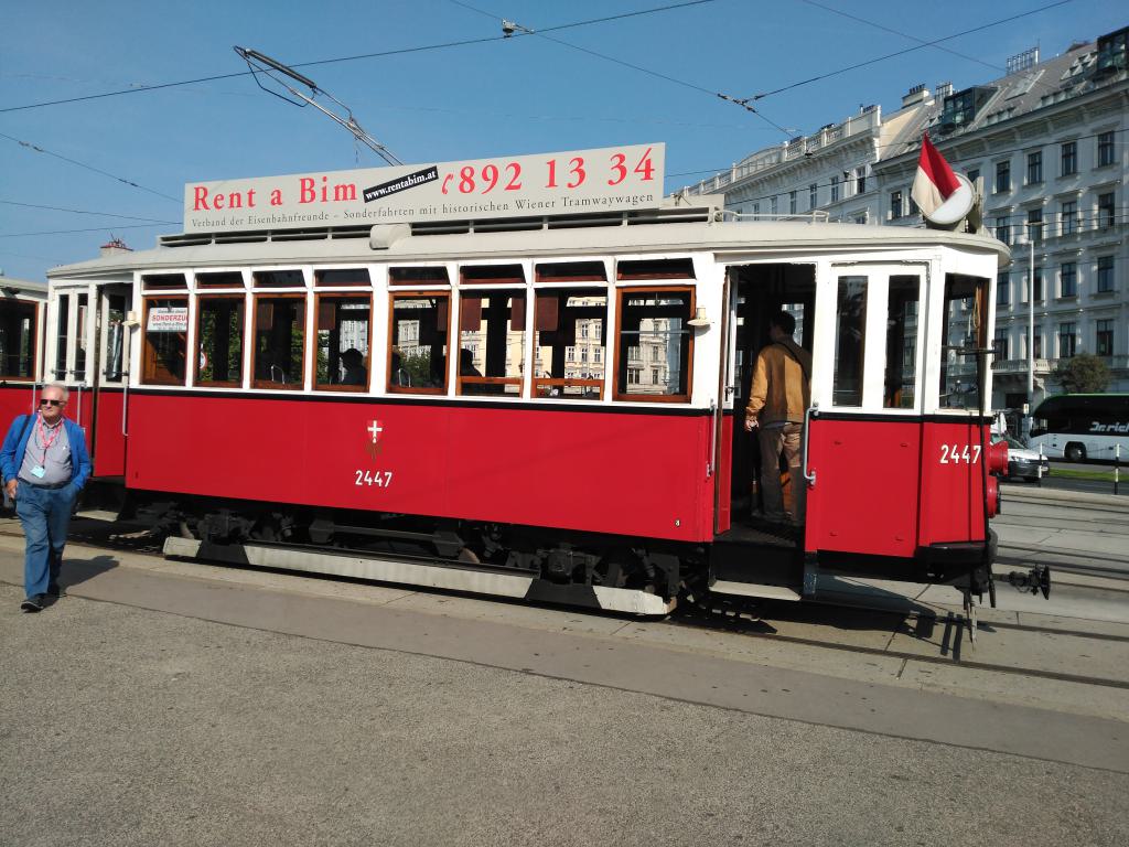 Otro tranvía histórico en Karlsplatz