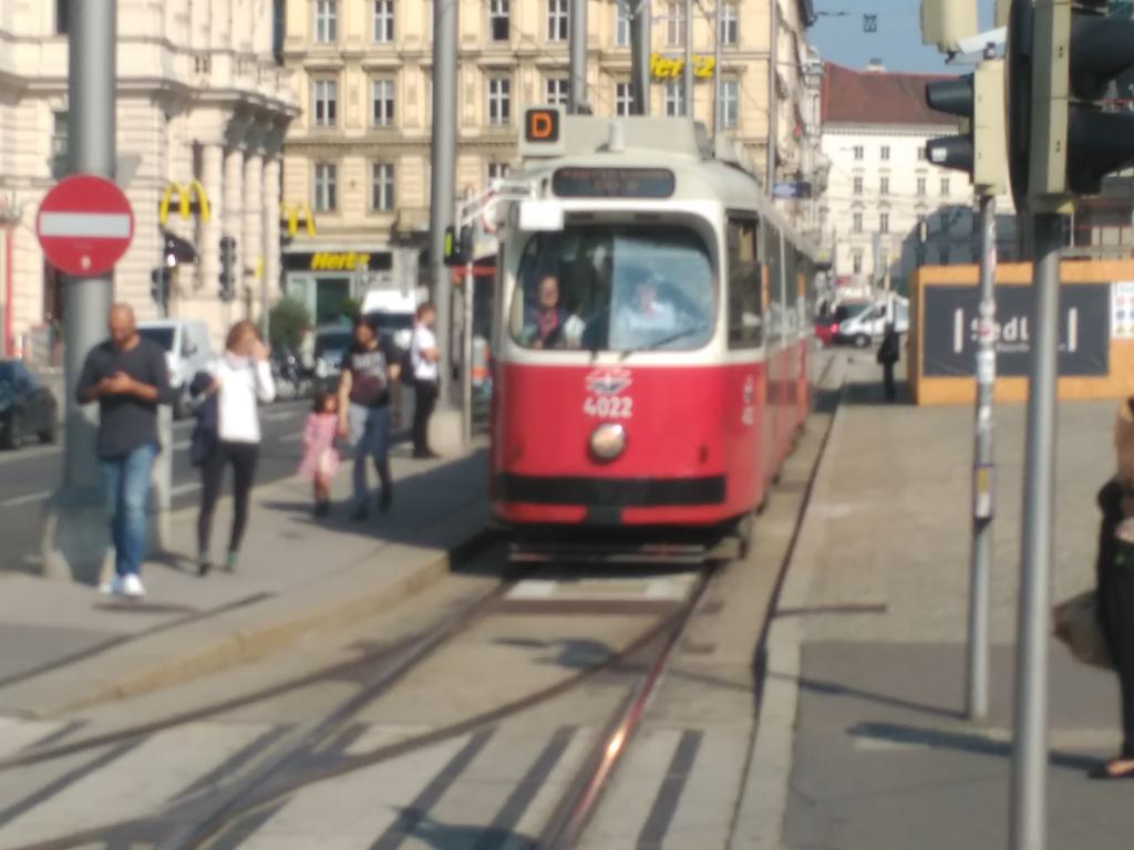 Tranvia esperando en la parada de plaza Schwarzenberg