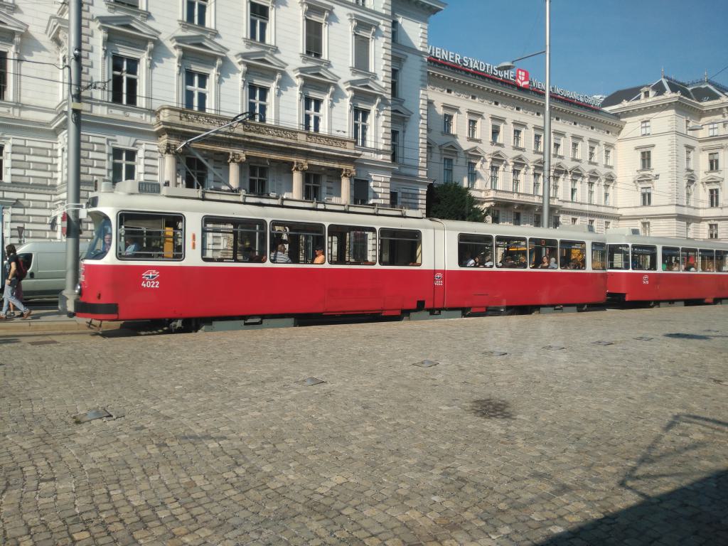 Tranvía articulado con remolque de la línea D en Schwarzenbergplatz