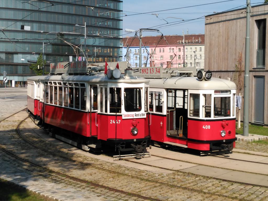 Tranvías parados en un bucle de retorno para fotos protocolarias