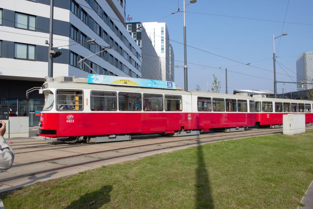 Tranvía articulado con remolque de la línea D en la estación central de Viena tomando el bucle